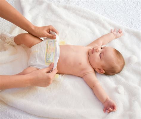 bambino con pannolino arrossato