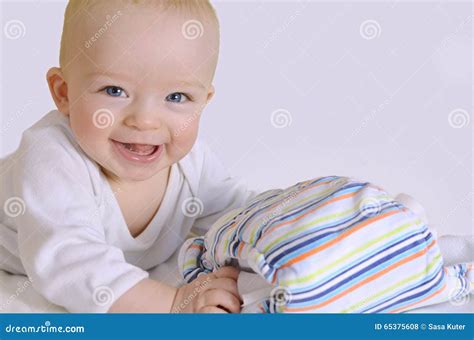 Bambino felice con pannolino