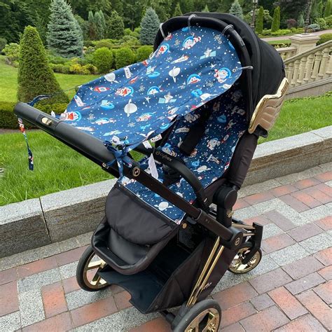 Bambino felice sul passeggino con tendina parasole