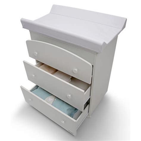 Interno di una cassettiera fasciatoio con cassetti organizzati