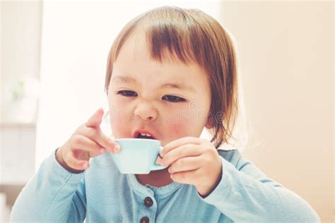 Bambino che beve da una tazzina