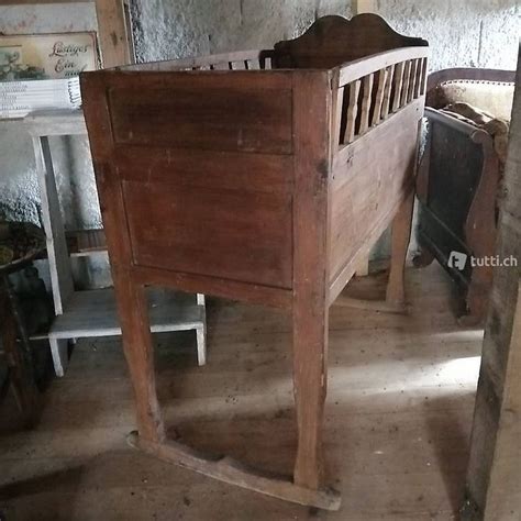 Culla antica in legno con intarsi