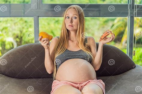 Donna incinta che sceglie alimenti sani