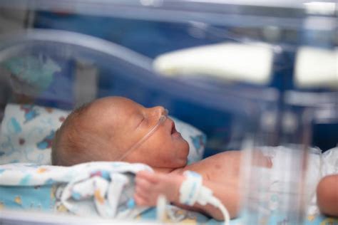 Bambino prematuro in una culla incubatrice