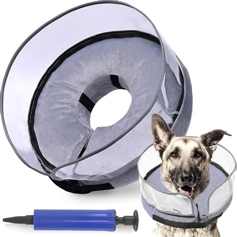 Collage di diversi prodotti per la cura post-operatoria di cani: tutina, collare gonfiabile, protezione per zampe, bende
