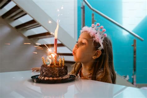bambino che soffia sulle candeline di una torta di compleanno