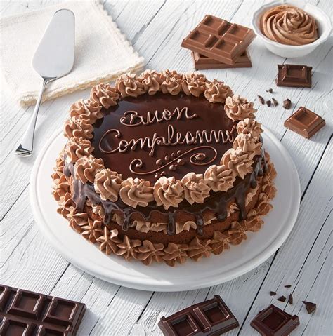 torta al cioccolato decorata con frutta e riccioli di cioccolato