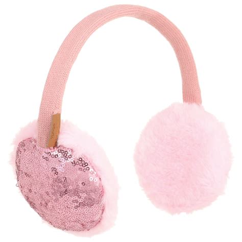 bambina con paraorecchie rosa