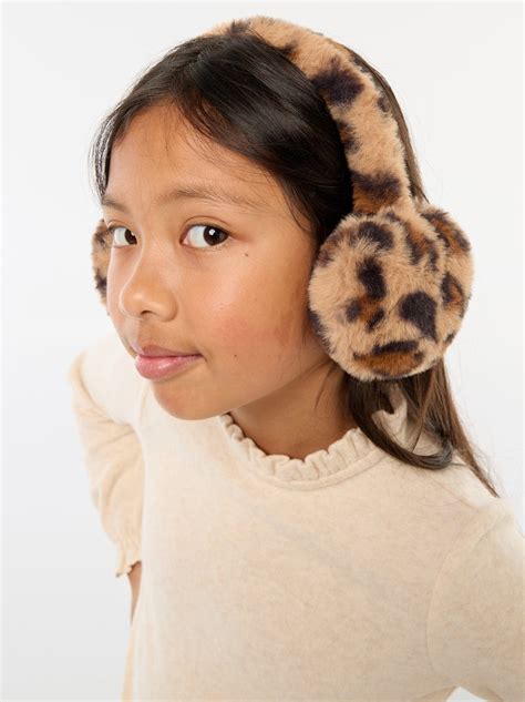 bambina con paraorecchie a forma di orso