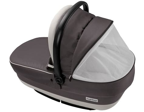 Bambino neonato nella Navetta XL Peg Perego