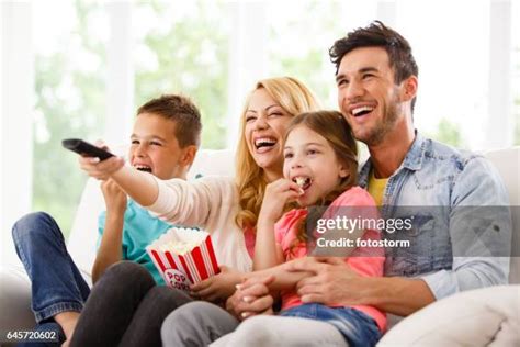 Famiglia che guarda un film d'animazione insieme