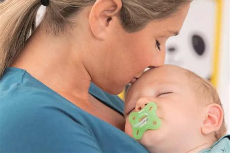 Neonato che usa un ciuccio Avent Soothie