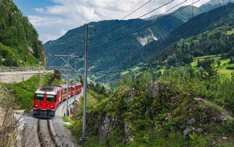 La ferrovia che attraversa la Valsassina