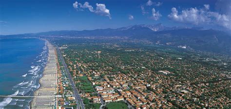 Vista aerea di Forte dei Marmi con la costa e le Alpi Apuane
