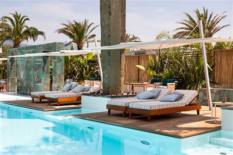 L'Augustus Beach Club con le sue tende eleganti e la piscina
