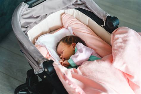 bambino che dorme nel passeggino reclinato