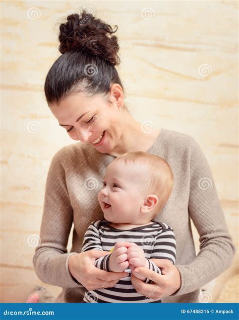 Madre e bambino che sorridono durante l'allattamento