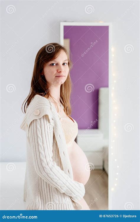 Donna incinta che si guarda allo specchio