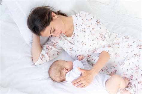 Calendario con madre e neonato