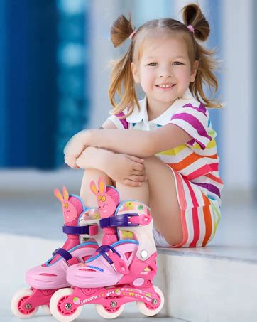 Bambina che pattina su pattini a 4 ruote