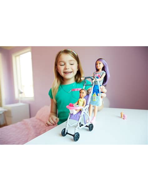 Bambina che gioca con Barbie Skipper e passeggino