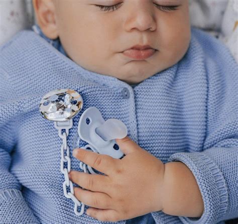 bambino che dice addio al ciuccio