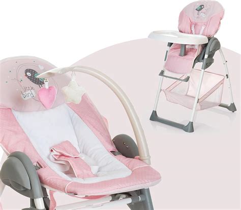 Un neonato che gioca su un seggiolone con arco giochi