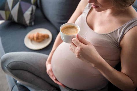 Infografica che mostra il consumo raccomandato di caffeina durante la gravidanza