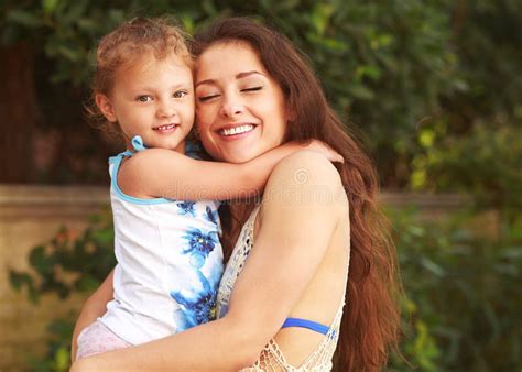 Mamma che abbraccia il suo bambino in un ambiente sereno