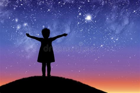 Bambino che guarda affascinato un soffitto a cielo stellato