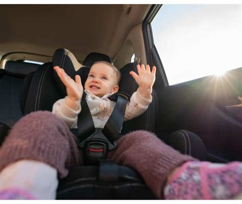 Bambino sul seggiolino auto