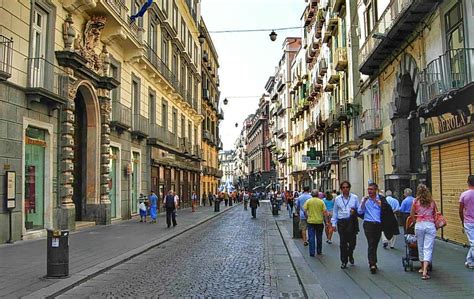 Una strada caratteristica di Napoli