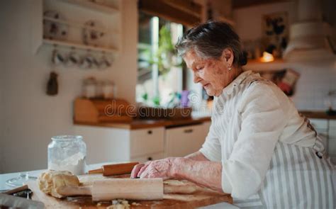 Una zia anziana che sorride in una cucina tradizionale
