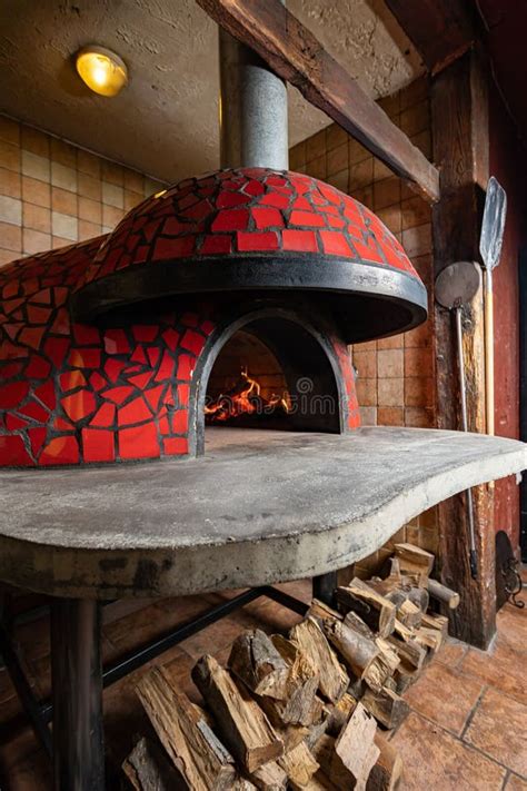 Un grande forno a legna in pietra