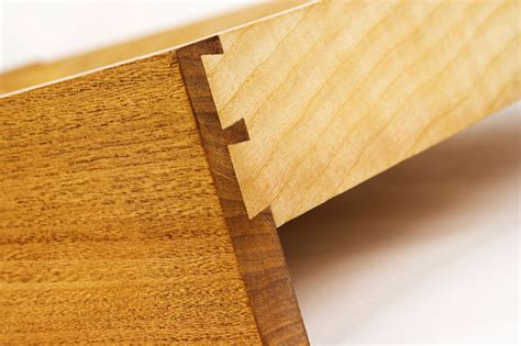 Dettaglio di un incastro a coda di rondine su un mobile in legno