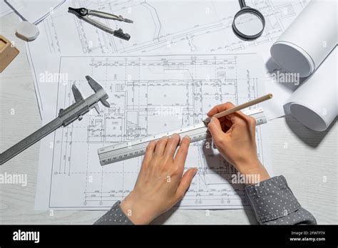 Un architetto che disegna il progetto di una cucina su misura