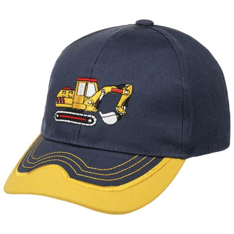 bambino con cappellino fatto all'uncinetto
