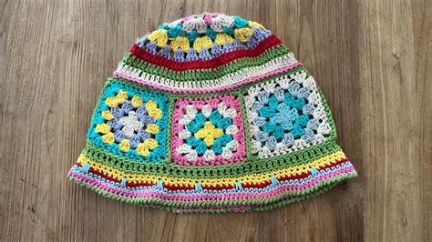 cappello uncinetto modello granny con fiore