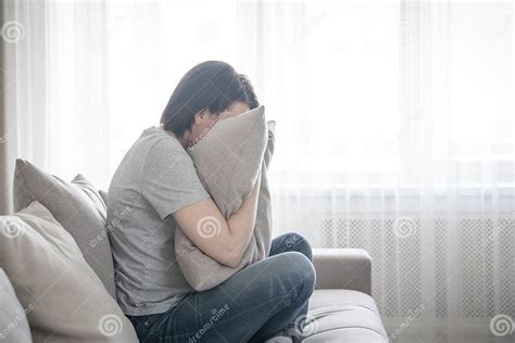 Donna che piange in solitudine