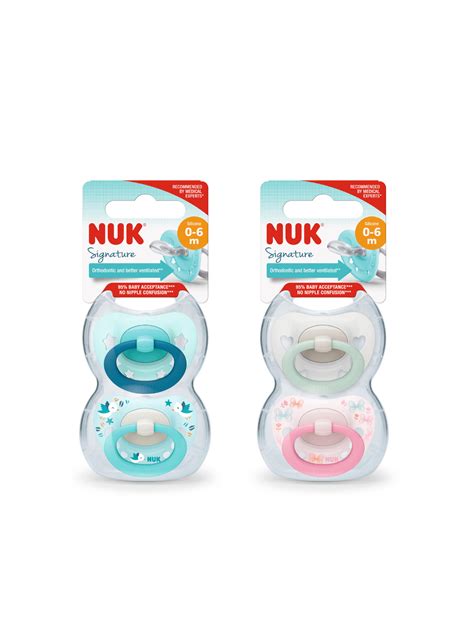 Immagine di un neonato che utilizza un succhietto NUK Genius in silicone