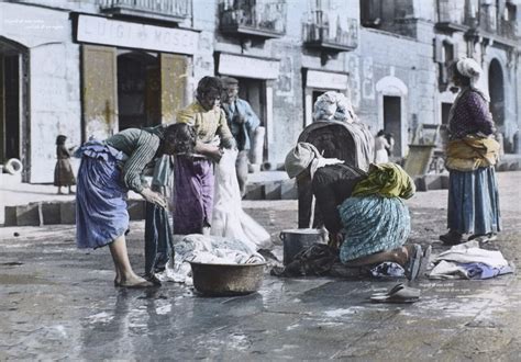 Scena di vita quotidiana nel cortile teatrale