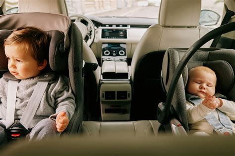 Bambino che suda in un seggiolino auto sotto il sole