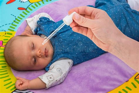 Bambino che riceve gocce di soluzione salina nel naso