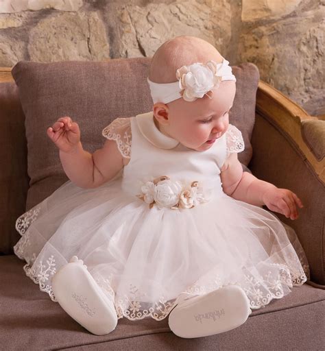 neonata in abito elegante per battesimo