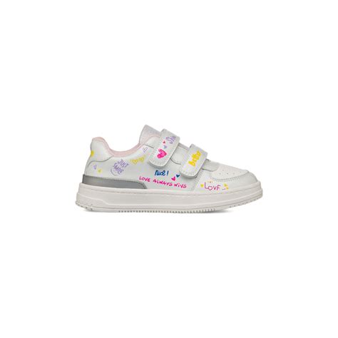bambina con sneakers colorate