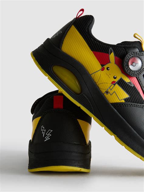 Scarpe da ginnastica gialle con design di Pikachu