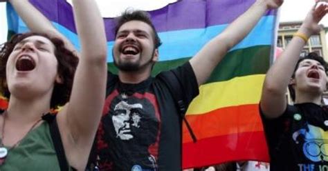Manifestanti con magliette raffiguranti Che Guevara durante un Gay Pride