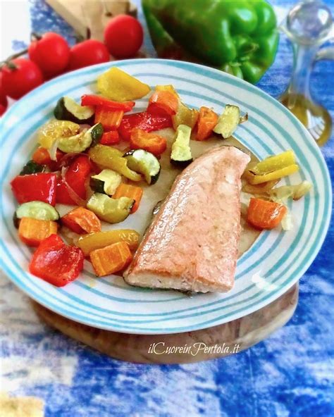Un piatto di salmone con verdure