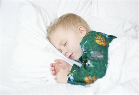 bambino che dorme in un lettino all'asilo