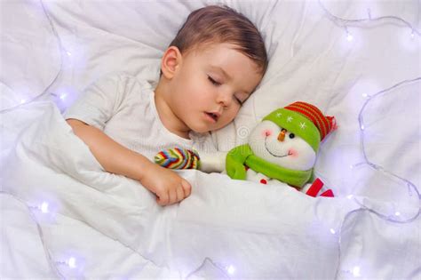 bambino con un pupazzo preferito
